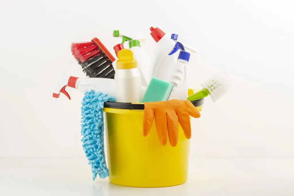 Secchio con detergenti, spazzole e guanti per le pulizie