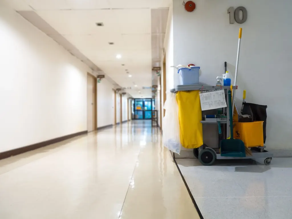 Corridoio di un edificio pulito con carrello delle pulizie