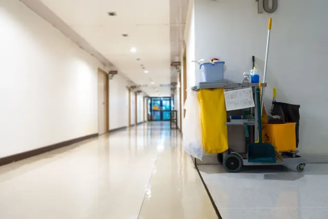 Corridoio di un edificio pulito con carrello delle pulizie